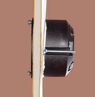 Z przodu skrzynkę trzyma wypukły rąbek ramki o szerokości 1.5 mm.