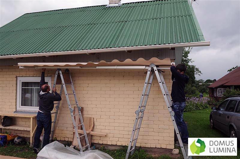 Do podniesienia i zawieszenia całej konstrukcji potrzebni są dwaj mężczyźni