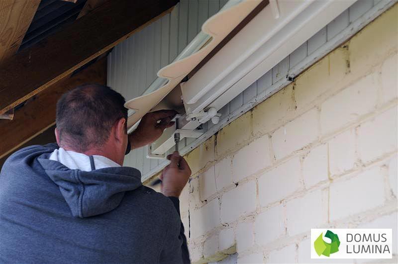 Markizę przymocowuję się przy pomocy śruby