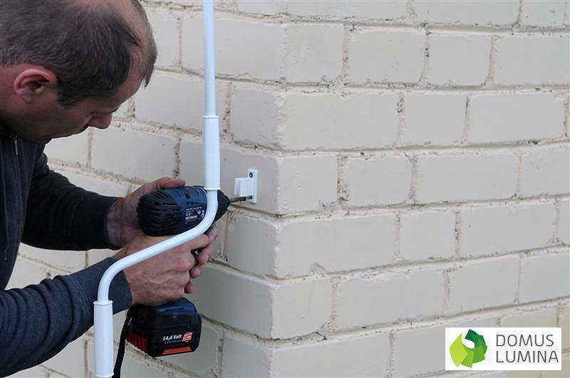 Montowanie trzymaka dla uchwytu zwijania markizy.