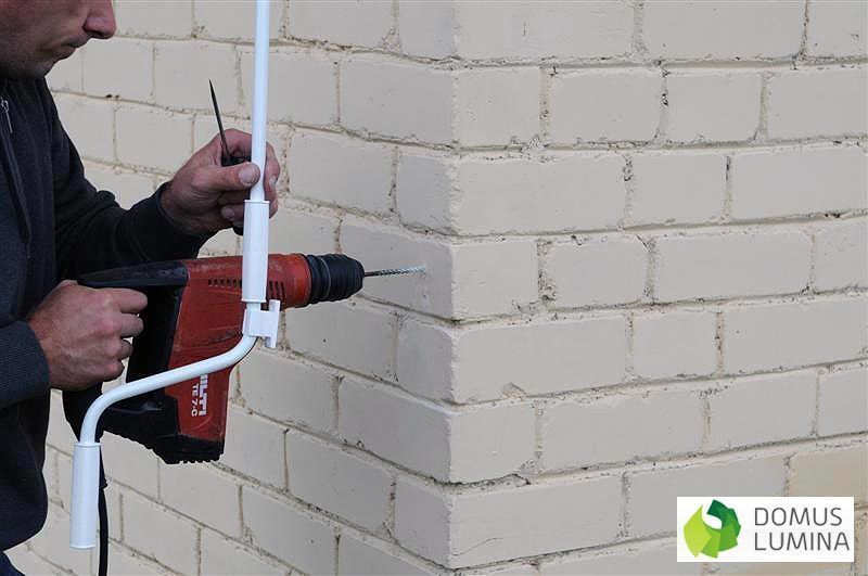 Montowanie trzymaka dla uchwytu zwijania markizy.