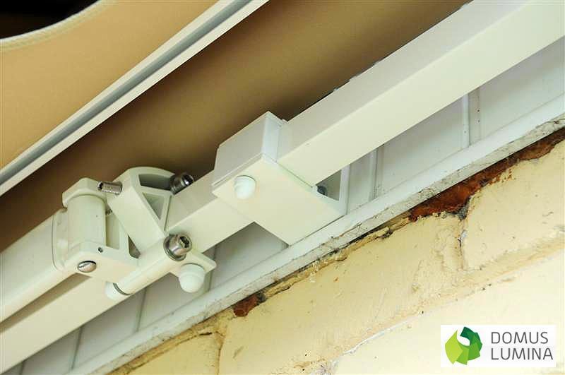 Na gł&oacute;wki śrub nakładane są ochronno &ndash; wykończeniowe osłonki.