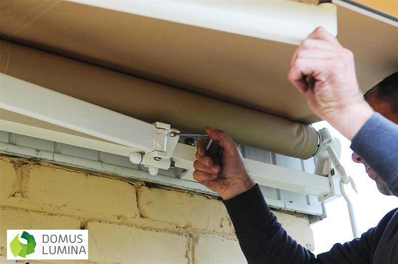 Regulowanie z obu stron osobno kąta nachylenia przy pomocy imbusu