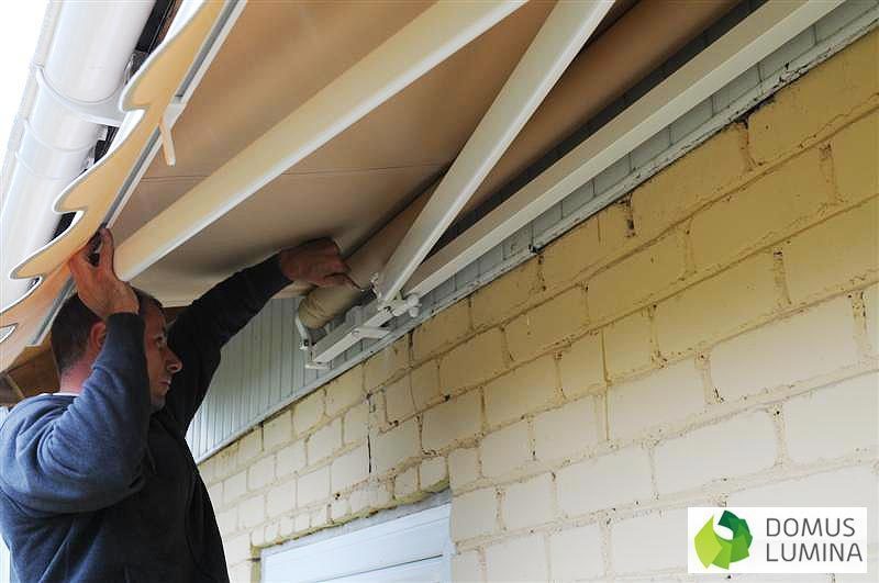 Regulowanie z obu stron osobno kąta nachylenia przy pomocy imbusu