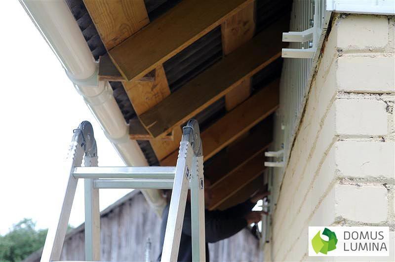 Wszystkie trzy uchwyty musza znajdować się w jednej linii.