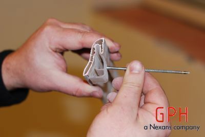 Listwa przypodłogowa i jej uchwyt, mocowany metodą wkrętową