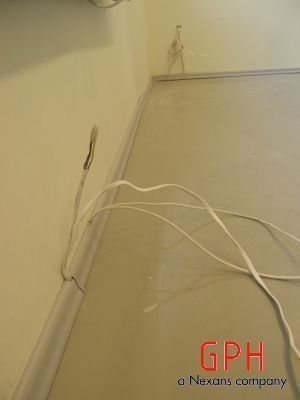 Listwy elektroinstalacyjne. Wygospodarowują potrzebną powierzchnię.