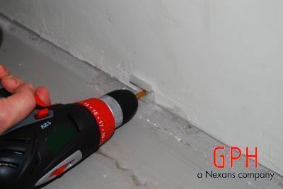 Mocowanie uchwytu do ściany. Będzie on trzymał i przew&oacute;d, i listwę przypodłogową