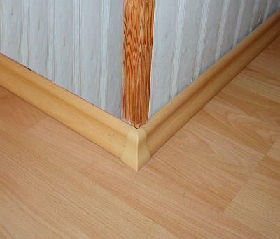 Nakładany zewnętrzny kąt łączy listwy przypodłogowe i zamyka ich przestrzeń wewnętrzną