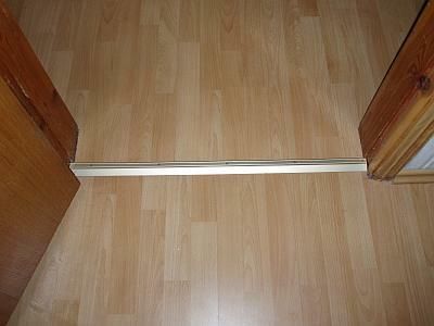 Podłogowy kanał na przewody na progu.