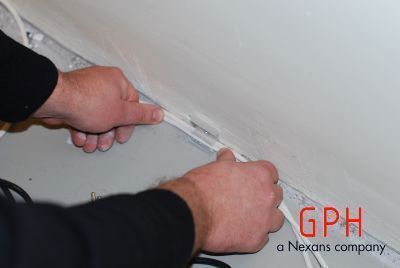 Przeciągnięcie przewodu przez uchwyt