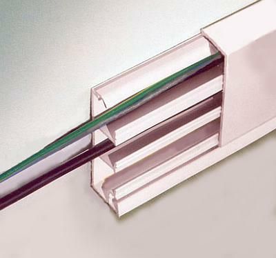 Przegrody w kanałach na przewody oddzielają przewody zasilające od telekomunikacyjnych.