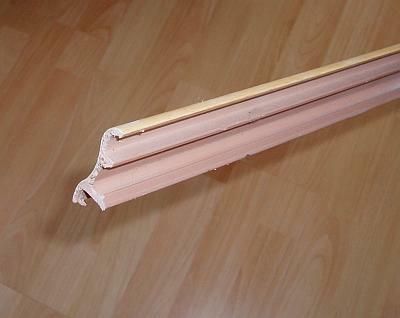 Przegrody z rowkami w przestrzeni listwy do rozdzielenia r&oacute;żnych przewod&oacute;w.