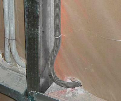 Rury elektroinstalacyjne w wewnętrznej przestrzeni ściennej.