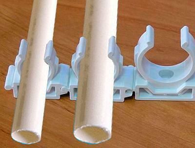 Wielomiejscowe uchwyty z odstępem rozdzielającym. Zachowane ustawowe odstępy między sąsiednimi rurami