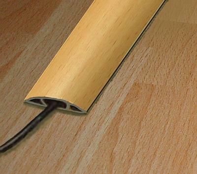 Wystr&oacute;j imitujący drewno kanału podłogowego, pasujący do koloru parkietu.