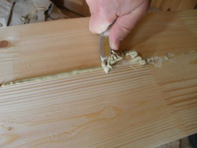 Klej usuwamy za pomocą noża. Klej usuwamy za pomocą noża.