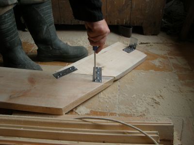 Łączymy pierwszoplanowe ramy. Łączymy pierwszoplanowe ramy.