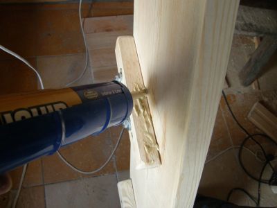 Na powierzchnię wspornika stopnia nakładamy klej. Na powierzchnię wspornika stopnia nakładamy klej.