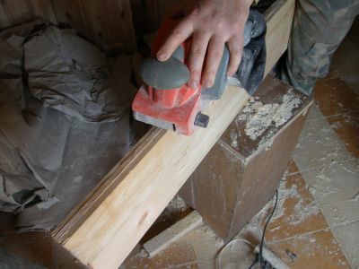 Papierem nr 60 ostatecznie wygładzamy boczne złączenie. Papierem nr 60 ostatecznie wygładzamy boczne złączenie.