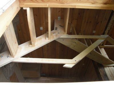 Poręcze przymocowujemy za pomocą przykręcanych na dole śrub, na górze – śrubą z wbijanym wkrętem. Poręcze przymocowujemy za pomocą przykręcanych na dole śrub, na górze – śrubą z wbijanym wkrętem.