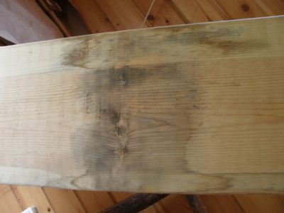 Porządkujemy przyciemnienia, takie miejsca pokrywamy wybielającym antyseptykiem. Porządkujemy przyciemnienia, takie miejsca pokrywamy wybielającym antyseptykiem.