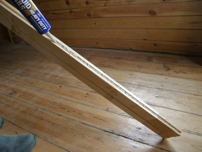 Przestrzeń przyłączeniową panela podłogowego wypełniamy klejem. Przestrzeń przyłączeniową panela podłogowego wypełniamy klejem.