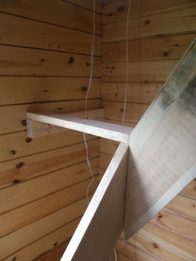 Przybijamy konstrukcje podtrzymujące środkową powierzchnię. Przybijamy konstrukcje podtrzymujące środkową powierzchnię.