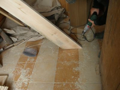 Przymocowujemy do podłogi i ściany. Przymocowujemy do podłogi i ściany.