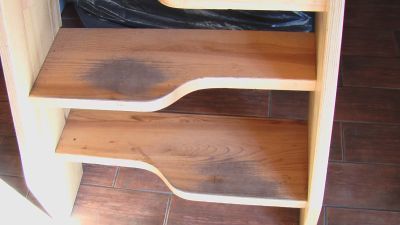 Rozwiązanie zastosowane dla stromych schodów dążąc do poszerzenia przydatnej przestrzeni stopnia. Rozwiązanie zastosowane dla stromych schodów dążąc do poszerzenia przydatnej przestrzeni stopnia.