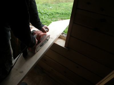 Szlifujemy odciętą deskę. Szlifujemy odciętą deskę.