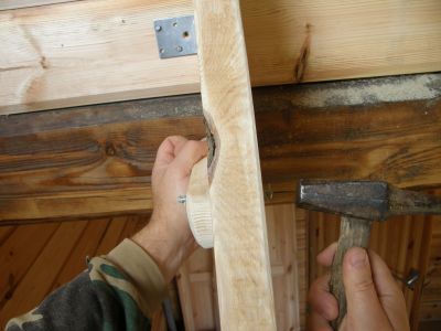 Wbijamy śrubę. Wbijamy śrubę.