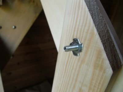 Wiercimy 6 mm otwór, wkręcamy śrubę, odcinamy wystającą część. Wiercimy 6 mm otwór, wkręcamy śrubę, odcinamy wystającą część.