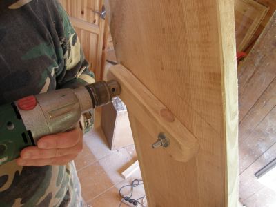 Wiercimy otwór na drugą śrubę i również dokręcamy wiertarką. Wiercimy otwór na drugą śrubę i również dokręcamy wiertarką.