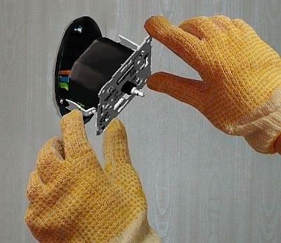 Panel mechanizmu regulatora wstawia się w puszkę mechaniczną.