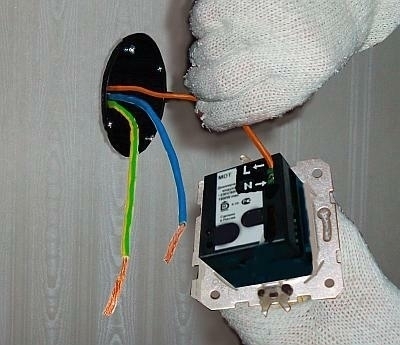 Przyłączenie przewodu fazowego do regulatora. 