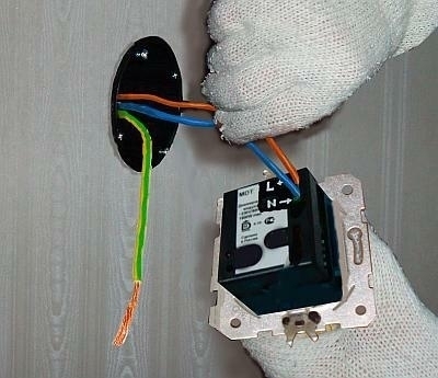 Przyłączenie przewodu neutralnego.