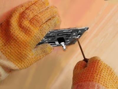 Urządzenie przykręca się za pomocą śrubek.