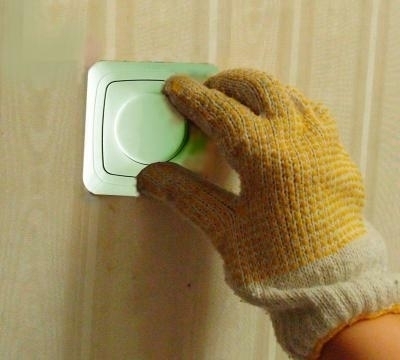 Wstawia się pokrętło.