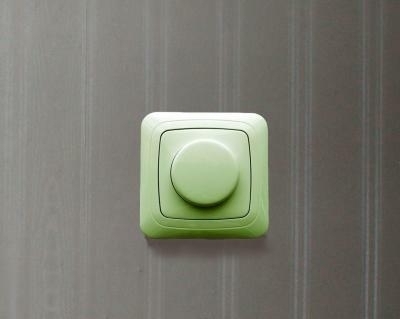 Zamontowany regulator oświetlenia.