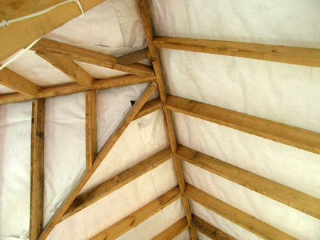 Konstrukcja krokwi opiera się o belkę pośrednią