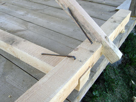 Mocowanie węzła belek i krokwi za pomocą hak&oacute;w