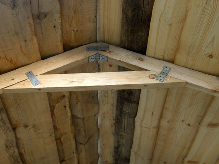 Połączenie krokwi za pomocą płytek i kątownika