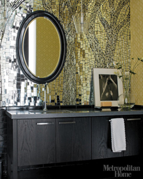 Lustro na lustrzanej ścianie w łazience