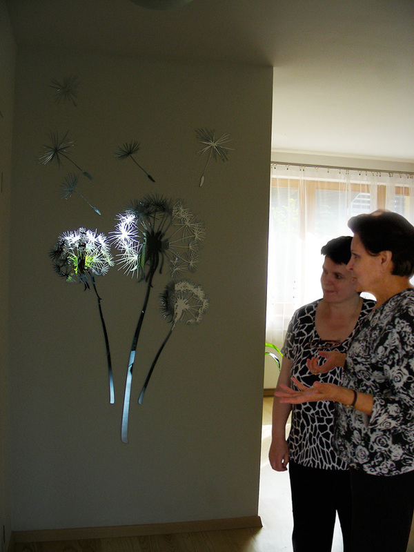 Połysk grafiki na lustrze z ciemnego zakątka pokoju