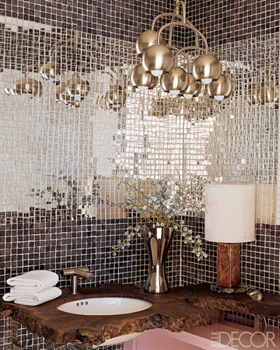 Ściany i sufit łazienki wyklejone lustrzaną mozaiką