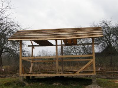 Dach obijamy deskami o jednakowym cięciu