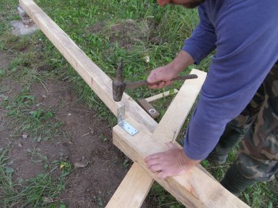 Do słup&oacute;w podtrzymujących przybijamy stalowe kątowniki