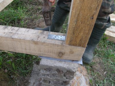 Łączymy słup podtrzymujący z gł&oacute;wną belką