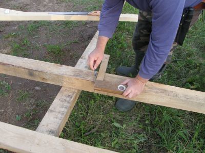 Miejsca cięcia kant&oacute;wki są zaznaczane kątownikiem z trzechv stron